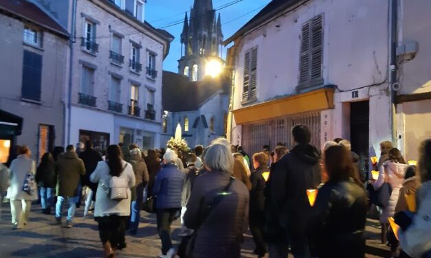 Procession aux flambeaux pour la fête de Notre Dame de Fatima !