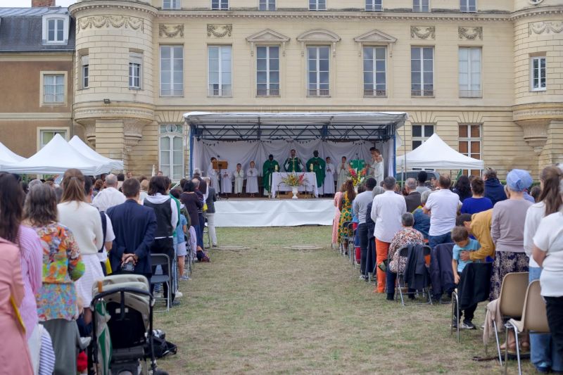 Vue ensemble chateau NDO et autel